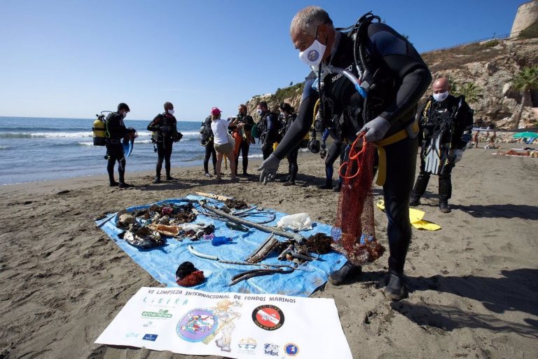 Retiran 120 kilos de basuras de los fondos marinos vascos