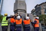 Barcelona retira el escudo de Juan Carlos I del obelisco de la plaza Cinc d’Oros