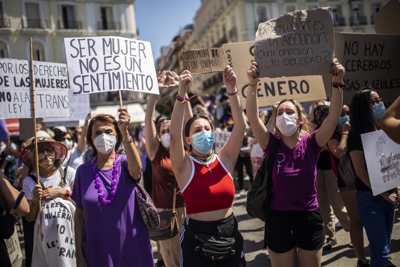 Organizaciones feministas se manifiestan contra la ley trans y piden la ...