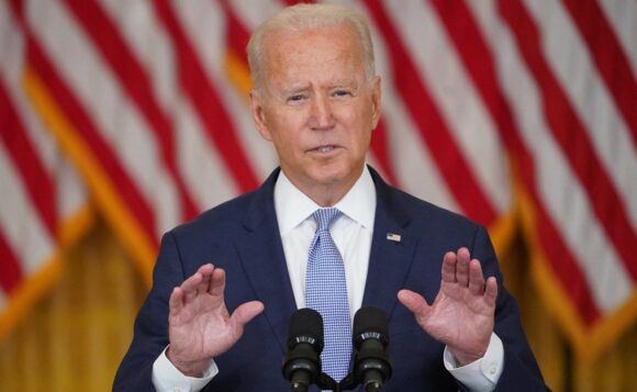 Joe Biden dando un discurso a la ciudadanía