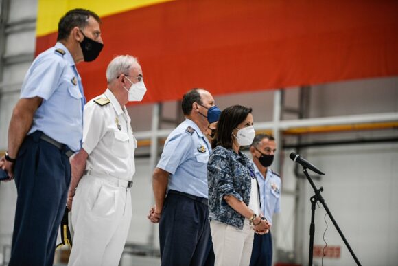 Margarita Robles, junto a los mandos militares.