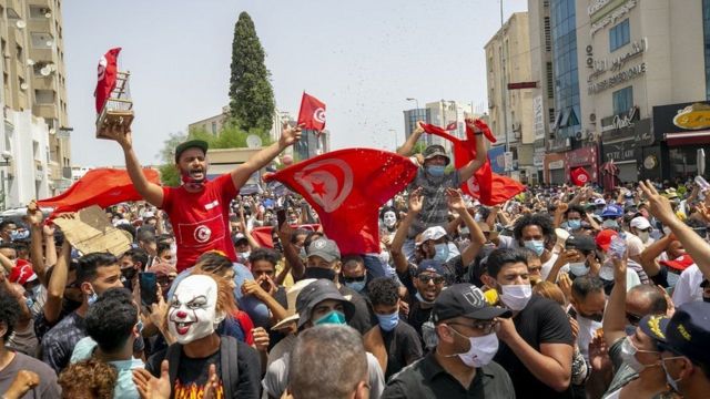 Miles de personas protestan contra el Gobierno en Túnez