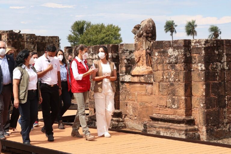 Críticas de una diputada a la Reina por usar el chaleco de AECID en Paraguay