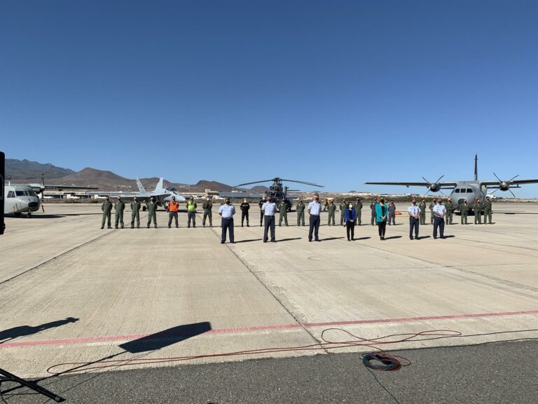 Robles agradece la labor de los militares de la Base Aérea de Gando (Gran Canaria) en la erupción de La Palma