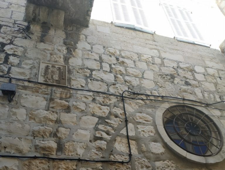 Exteriores inicia trámites para la retirada de un escudo franquista en el antiguo Consulado en Jerusalén