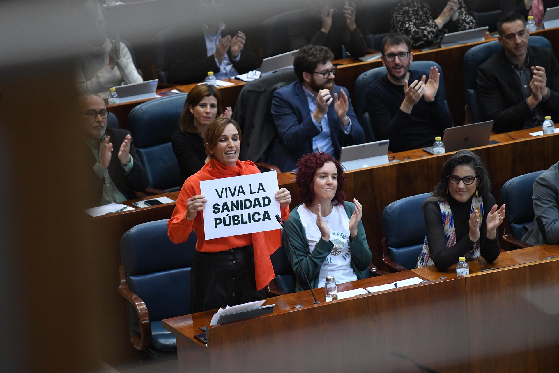 La izquierda acusa a Ayuso de ser una "comercial" de la Sanidad y avisan de que la van a defender pese a sus "mordazas"