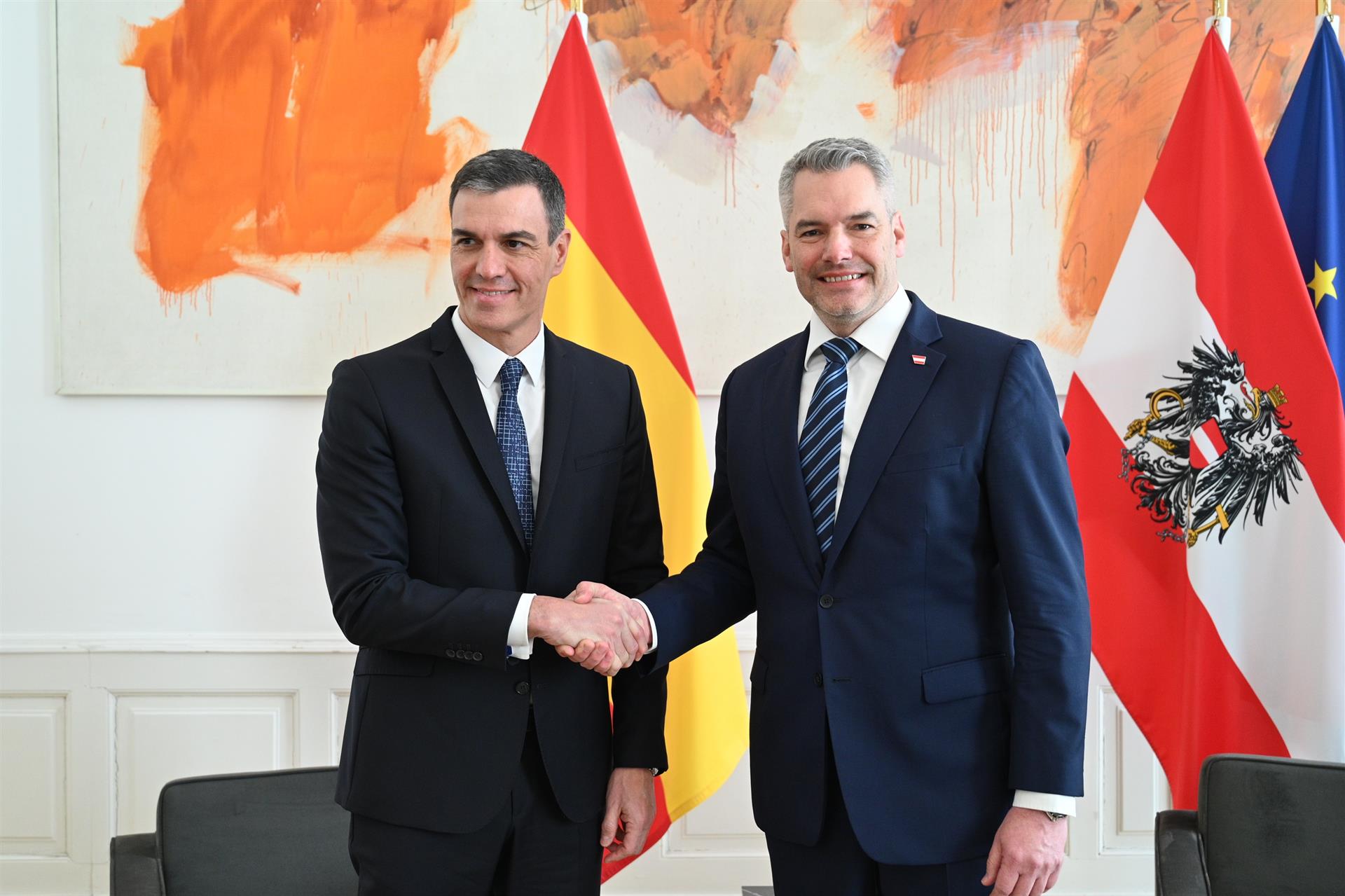 Sánchez y el canciller austríaco se comprometen a trabajar para la consecución del Pacto de Asilo europeo