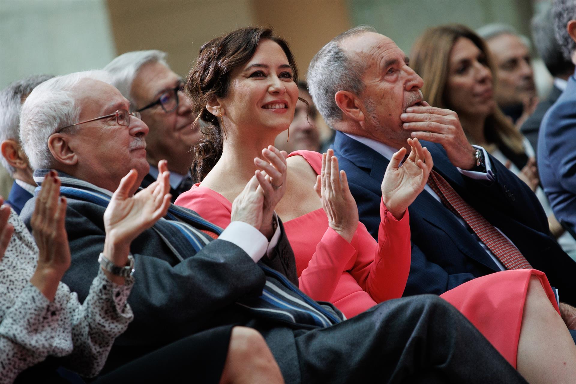 Ayuso defiende que Madrid "no eleva muros, los derriba" en el aniversario del Estatuto: "Una España dentro de otra"