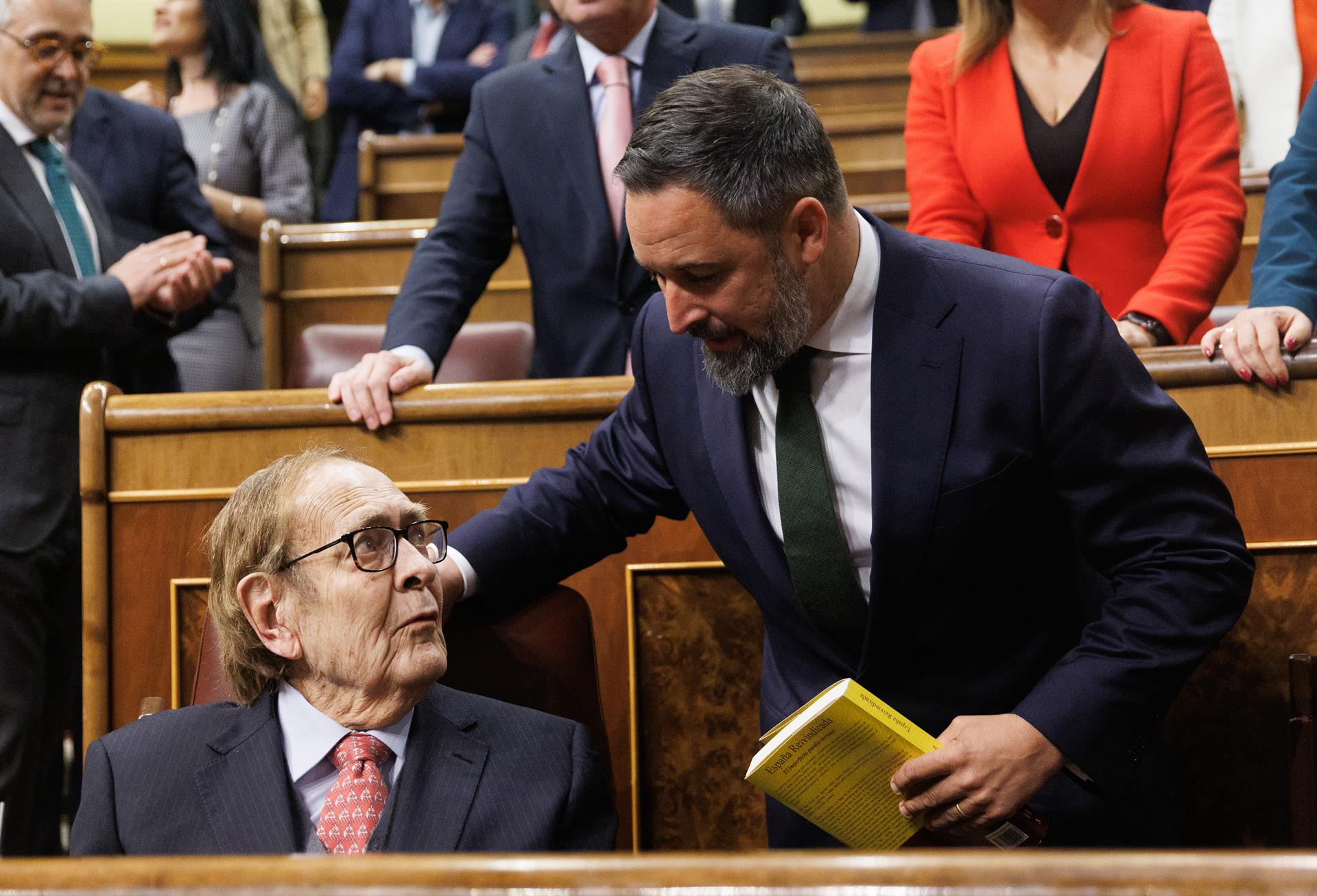 Abascal da por caducado a Sánchez y carga contra Feijóo, a quien pregunta si su espacio es la socialdemocracia