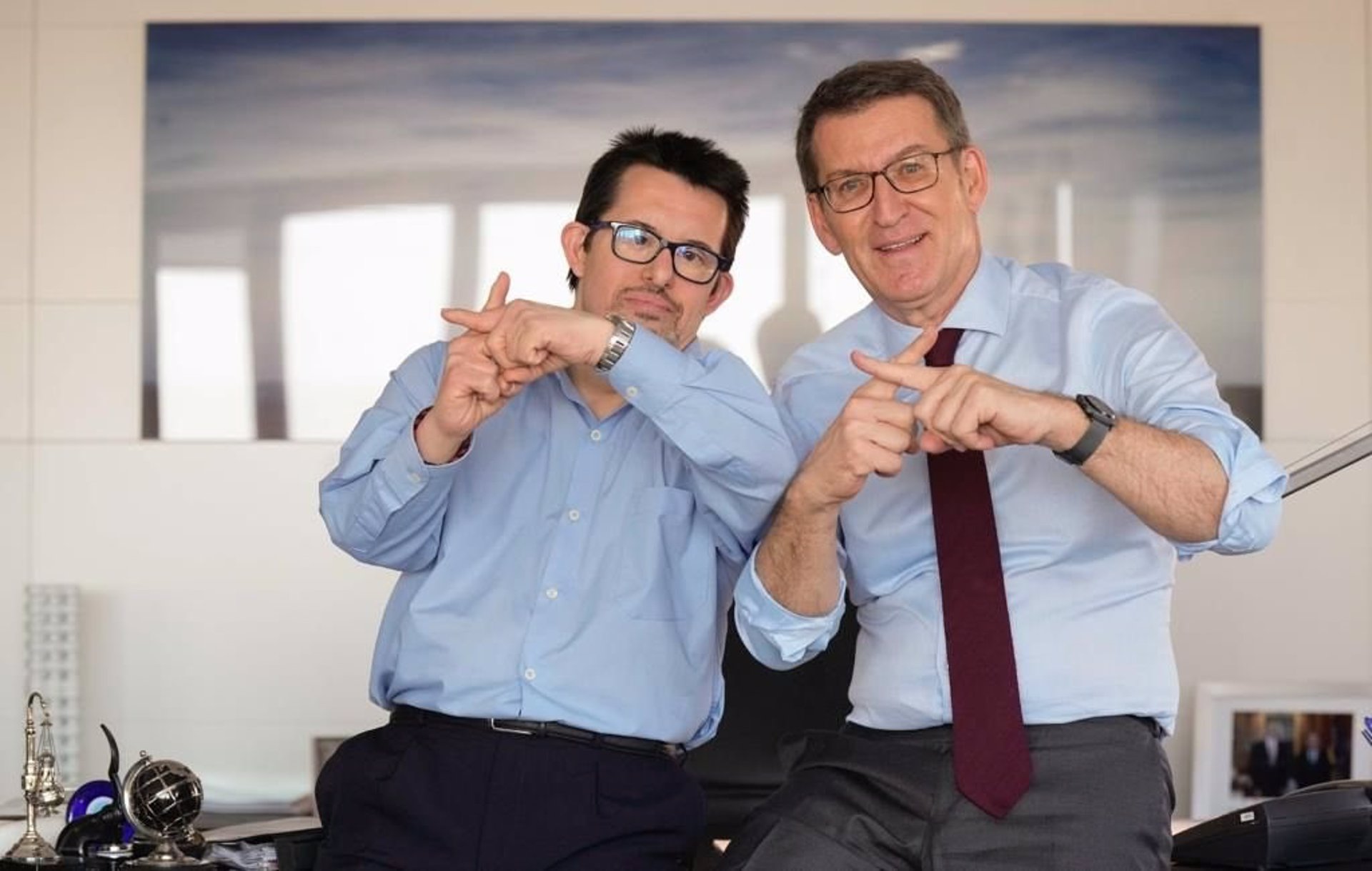 Feijóo posa con un trabajador con síndrome de Down, ajeno a las críticas de Sánchez y Abascal en la moción de censura