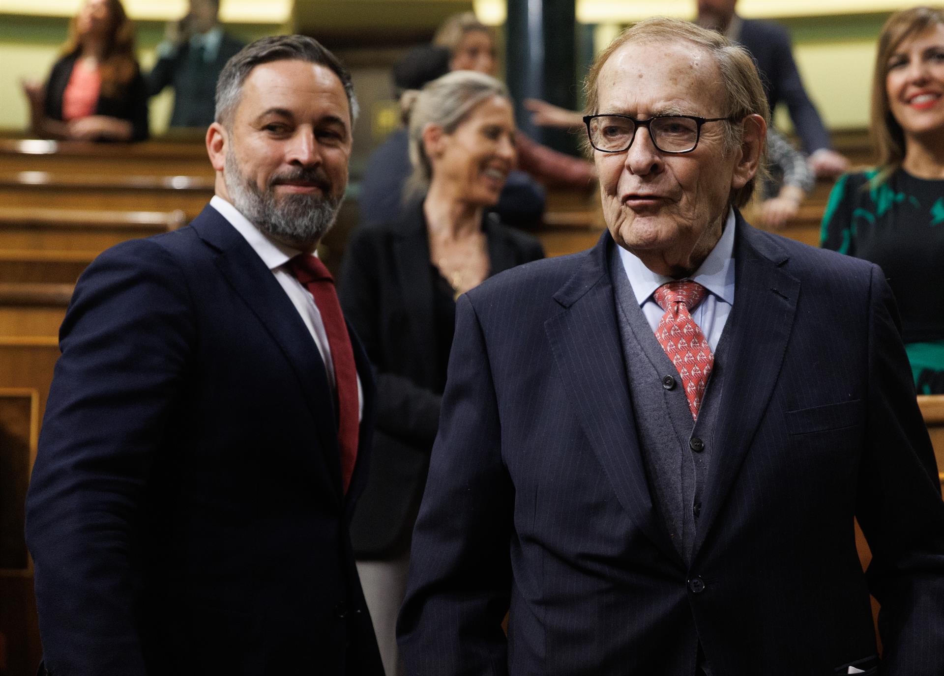 Tamames da un "repaso" de los portavoces y les reprocha gritos, mítines e ignorancia de la Historia