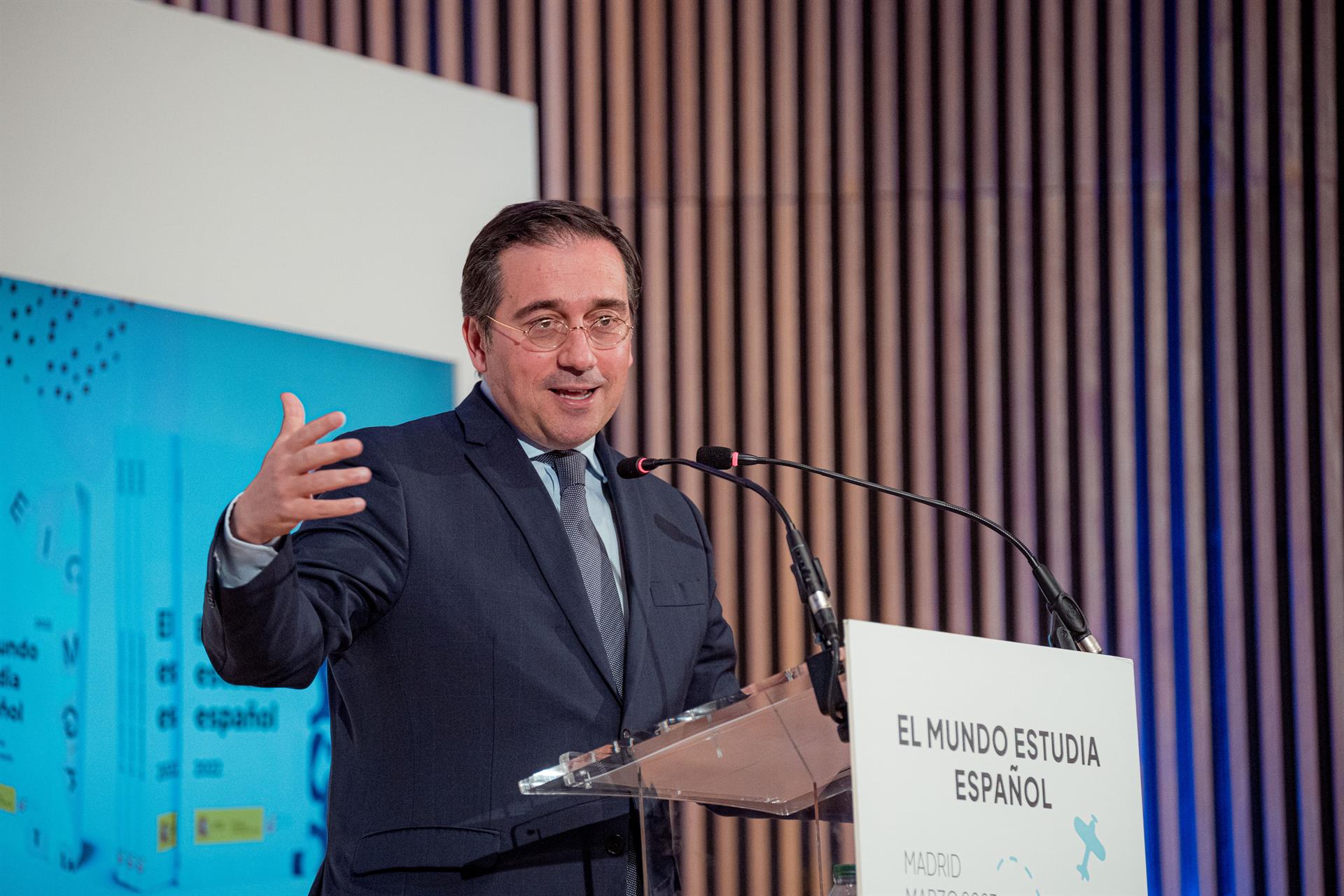 Albares da instrucciones para la habilitación de los centros donde votarán los españoles en el exterior este año