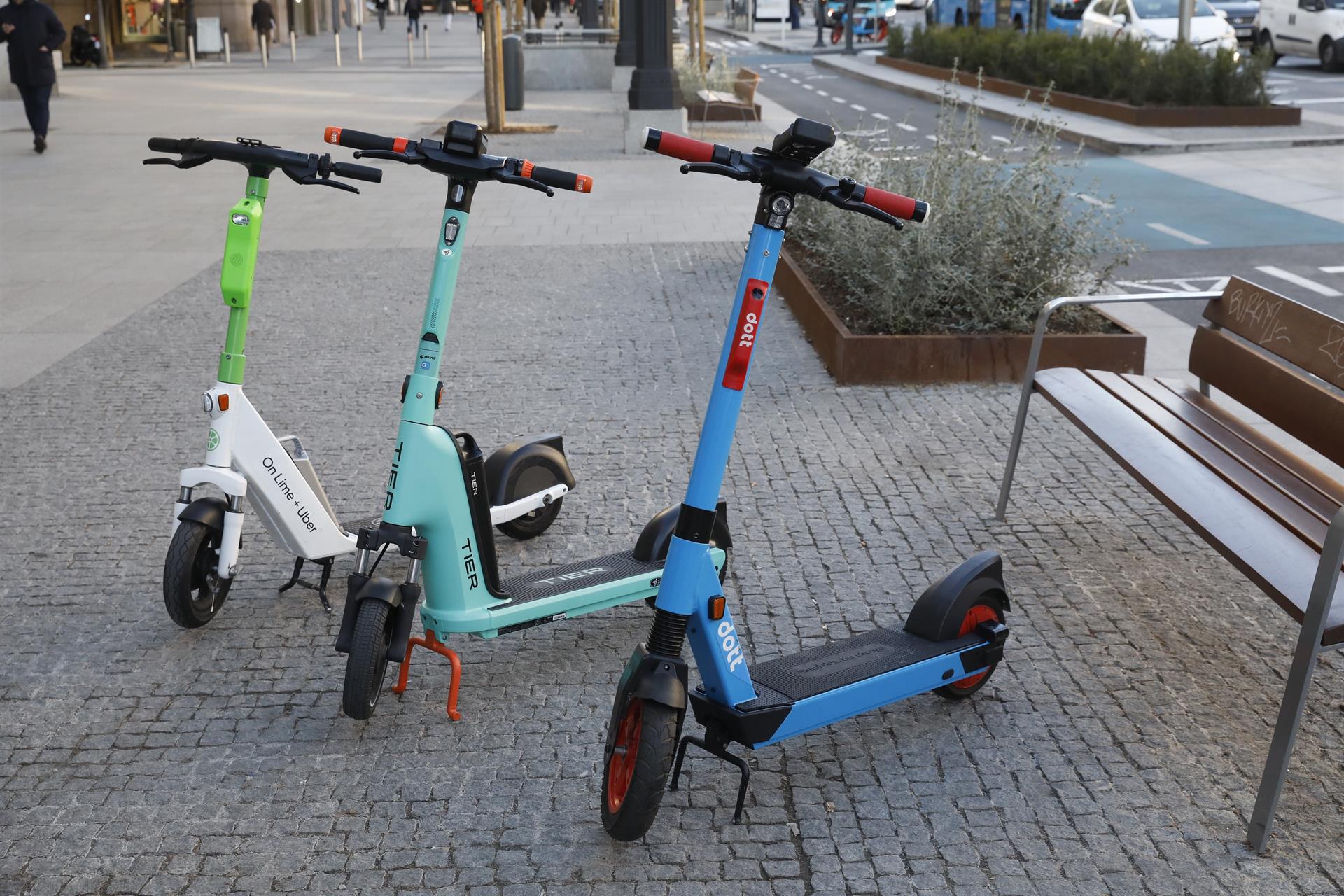 Almeida rechaza emular a París en referéndum sobre patinetes y recuerda que en Madrid hay límite de 6.000 unidades