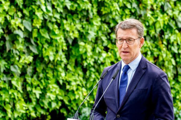 Feijóo ensalza el "liderazgo reconocible" de Ayuso y pide gobiernos "fuertes", "lo contrario al tripartito" de Sánchez