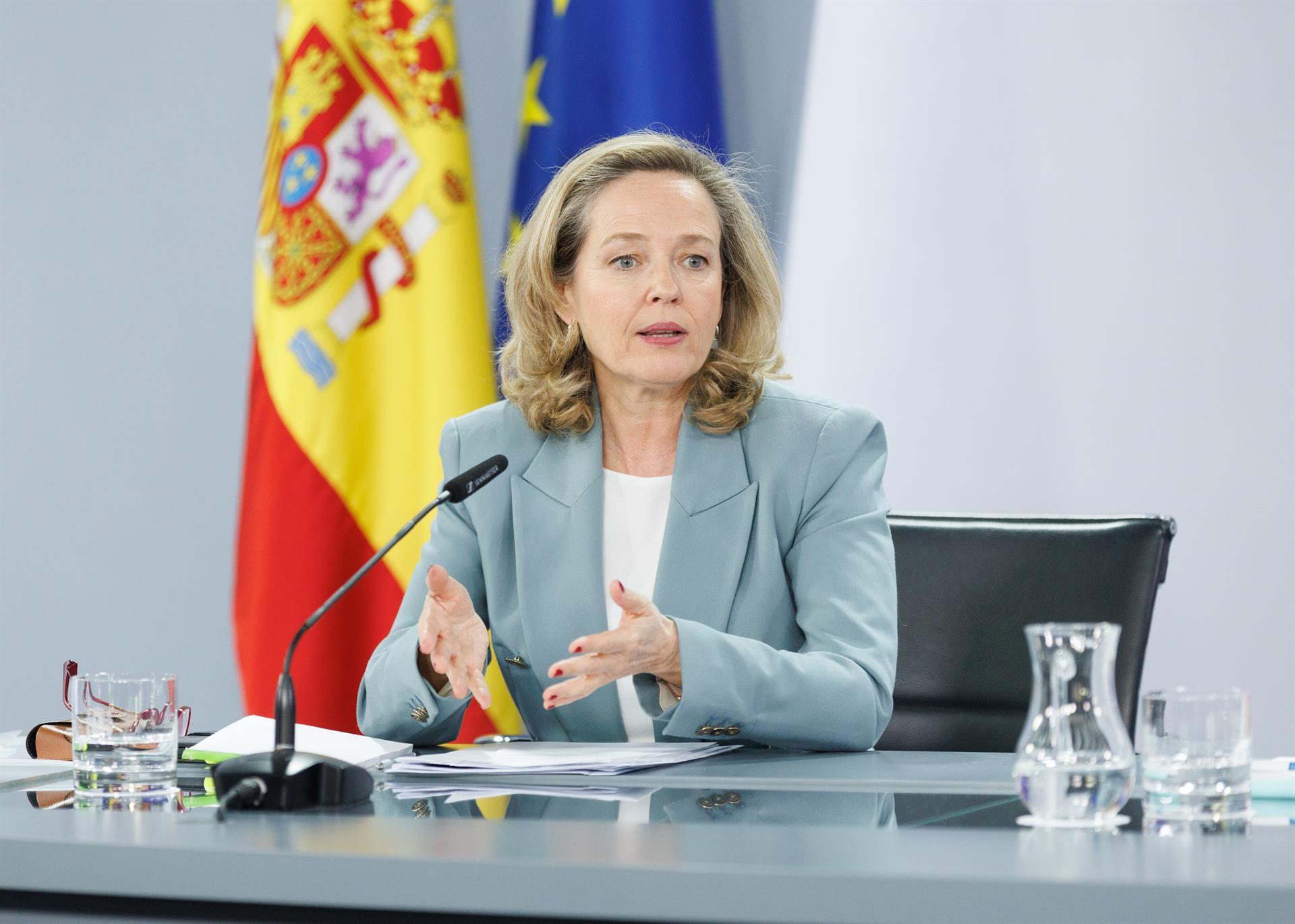 La economía española crecerá este año a un ritmo del 1,5%, según el Fondo Monetario Internacional (FMI), lo que supone una revisión al alza de cuatro décimas respecto de la previsión anterior, aunque la institución internacional ha rebajado también en cuatro décimas su pronóstico de expansión para 2024, hasta el 2%. De este modo, España se mantiene como la gran economía de la UE con mayor ritmo de expansión este año y el próximo, según el informe 'Perspectiva Económica Mundial' presentado este martes en Washington por el FMI. En comparación con la actualización de previsiones del pasado enero, la economía española es la que registra la mayor revisión al alza entre las grandes economías europeas en el pronóstico del FMI para este año, pero también es la que sufre la mayor revisión a la baja en relación con las previsiones para 2024. En cualquier caso, la economía española seguirá creciendo sustancialmente más que la media de la zona euro, cuya previsión de expansión ha sido revisada al alza una décima en 2023, hasta el 0,8%, pero dos décimas a la baja de cara al próximo año, hasta el 1,4%. Las nuevas proyecciones del FMI para la economía española se sitúan así por debajo de las previsiones publicadas a finales de marzo por el Banco de España, que espera un crecimiento del PIB del 1,6% en 2023, así como del 2,3% en 2024 y del 2,1% de cara a 2025. INFLACIÓN DEL 4,3% ESTE AÑO En cuanto al resto de proyecciones macroeconómicas, el organismo multilateral anticipa que la tasa de inflación de España se moderará este año hasta un promedio del 4,3% en 2023, frente al 8,3% de 2022, mientras que el próximo año los precios subirán una media del 3,2%. De esta manera, el FMI ha ajustado al alza su pronóstico de inflación para España, ya que previamente esperaba una subida de los precios del 3,7% este año y del 2,7% en 2024. Por contra, la institución se muestra algo más optimista en lo que respecta al mercado laboral y prevé que la tasa de paro bajará este año al 12,6%, frente al 12,8% estimado anteriormente, mientras que para 2024 confía en que caerá al 12,4%, una décima por debajo de su anterior proyección.