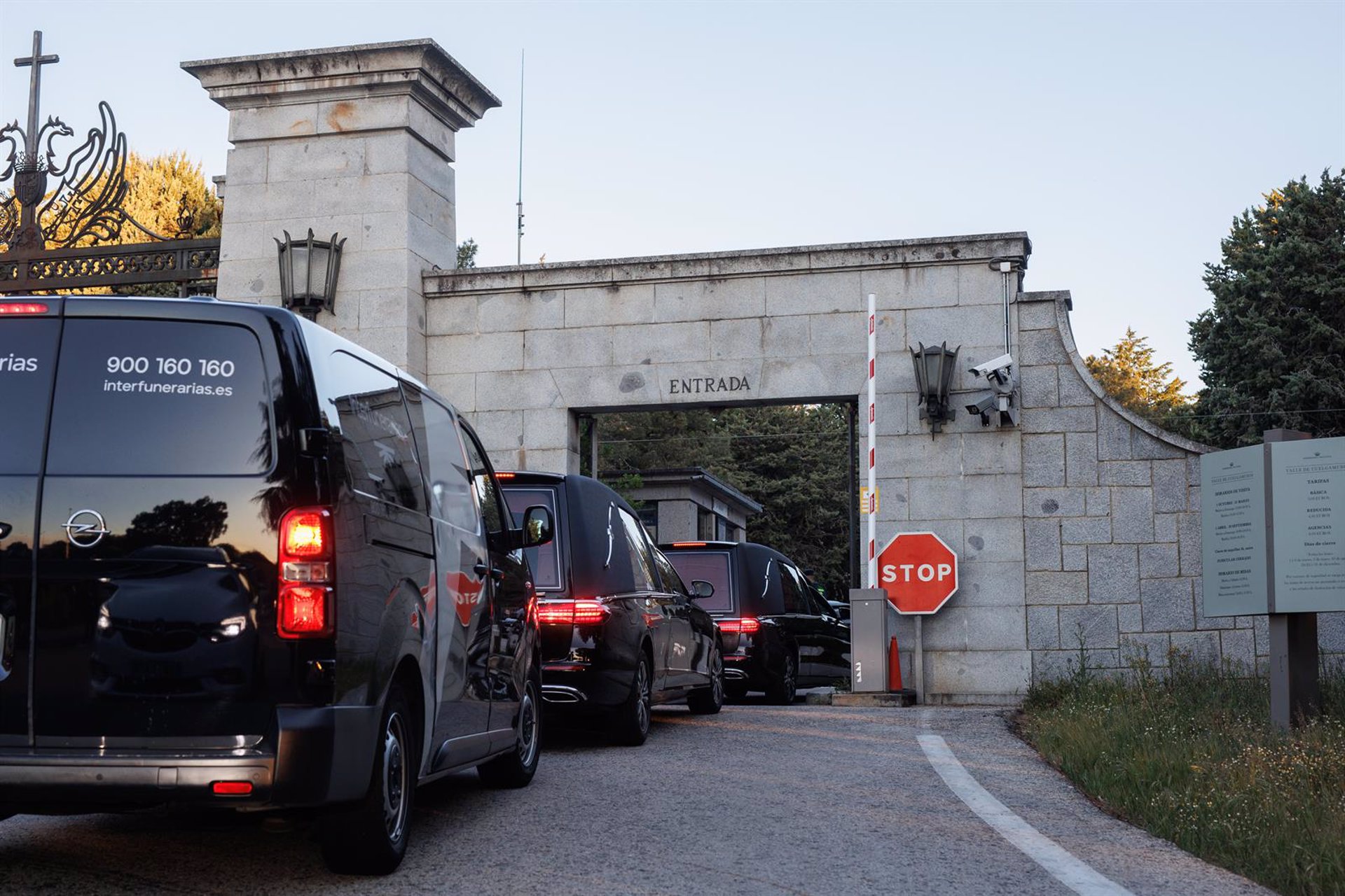 Los restos de Primo de Rivera salen del Valle de los Caídos, donde estaban desde 1959, rumbo al cementerio de San Isidro