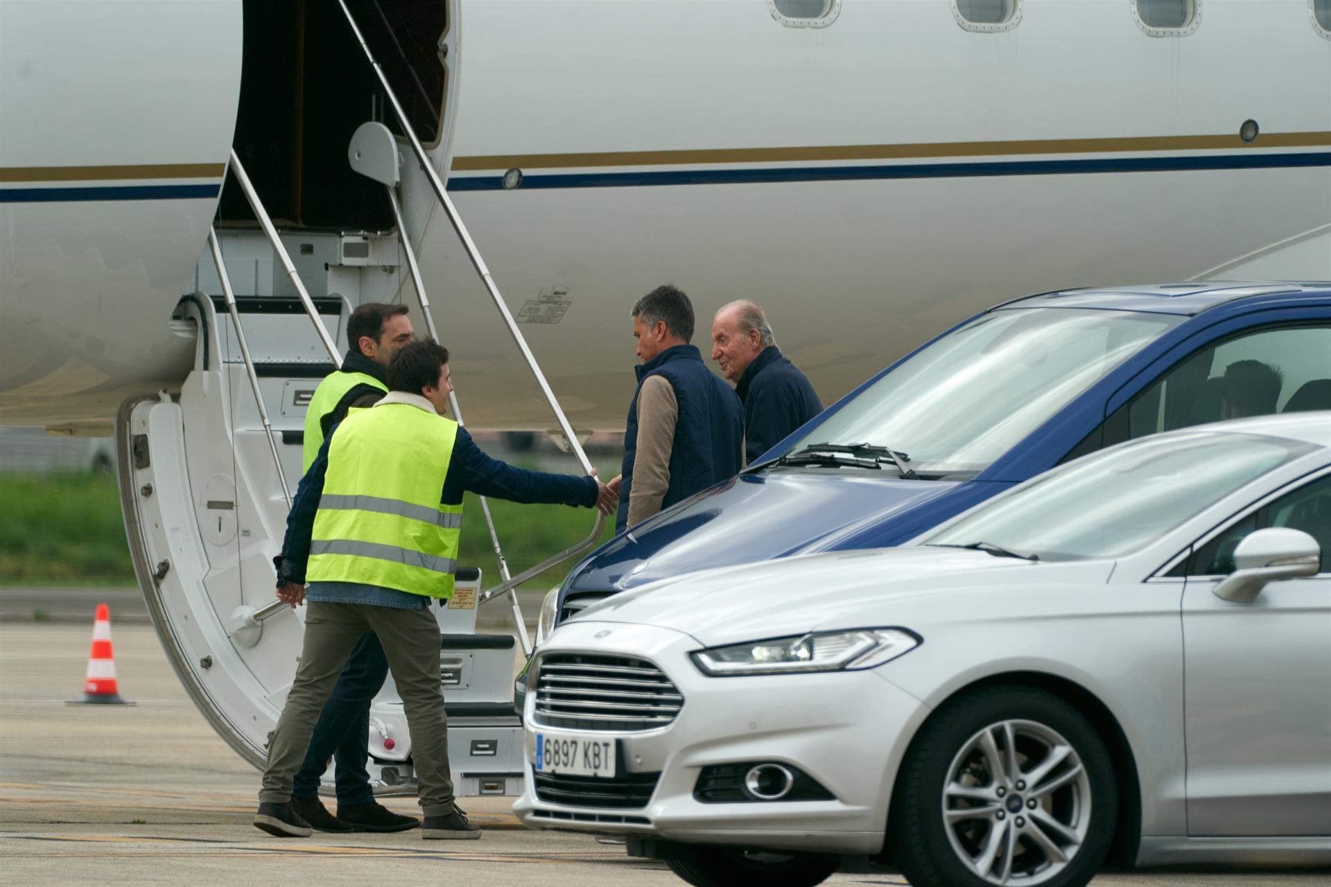 El rey emérito abandona Vitoria tras su visita por motivos médicos y parte en avión privado desde Foronda