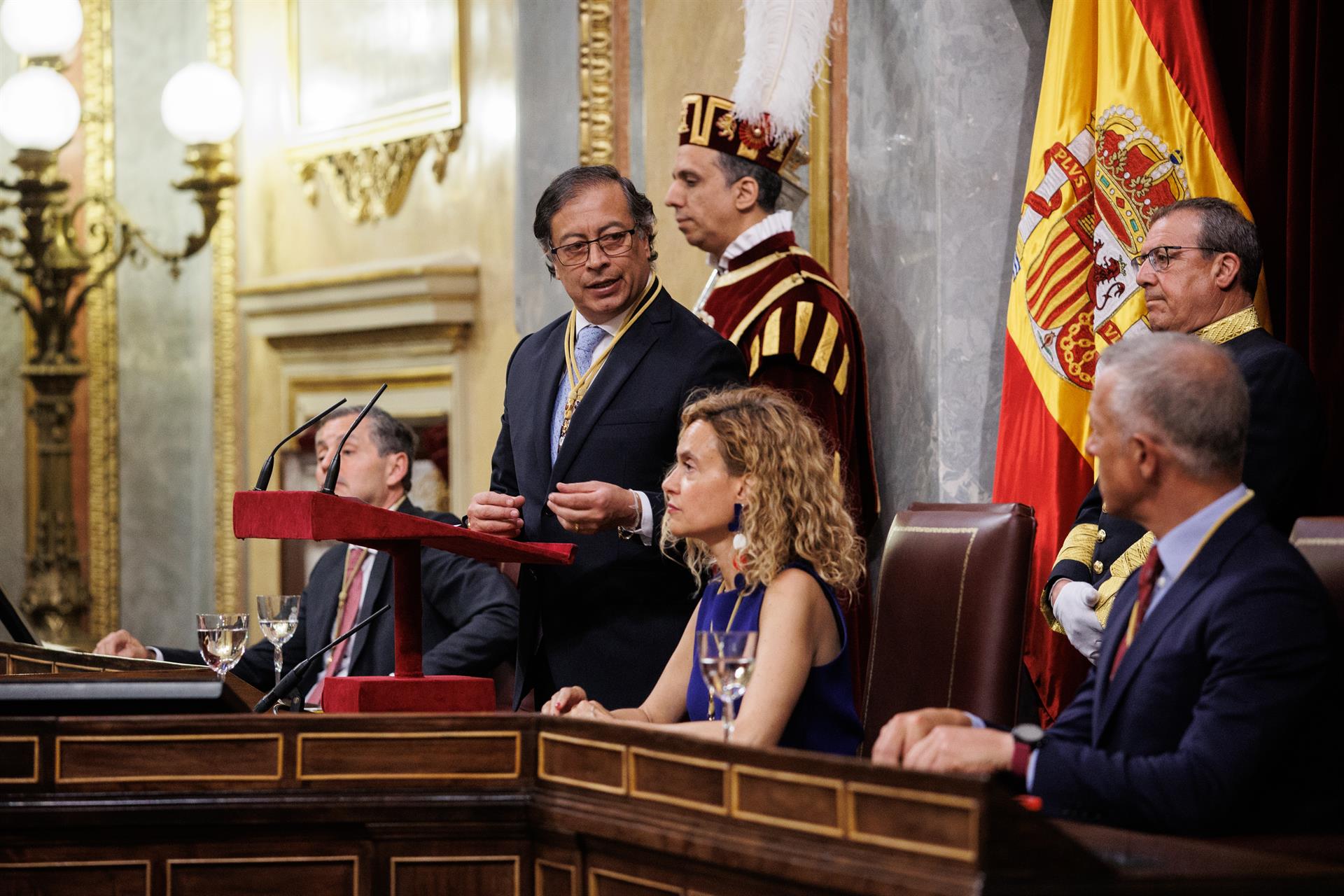 Petro se compara con el Quijote y apela al cambio en el mundo porque "estamos a las puertas de extinguirnos"