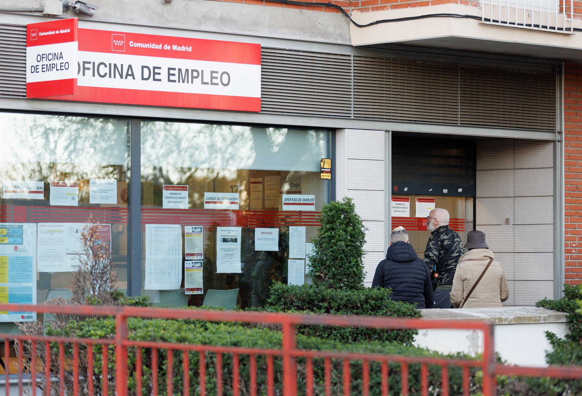 El paro baja en 73.890 personas en abril impulsado por los servicios y se sitúa en mínimos desde 2008
