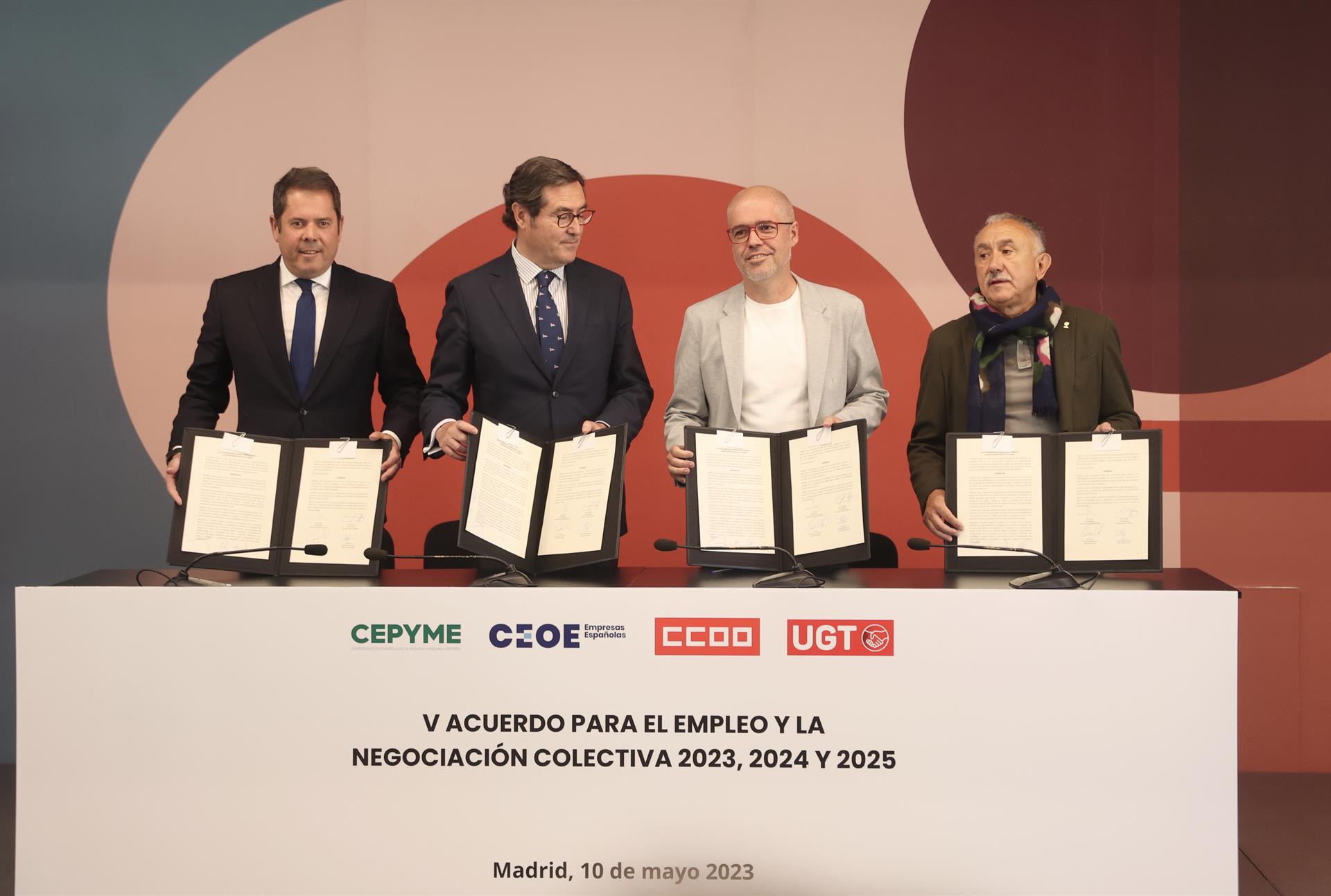 CCOO, UGT, CEOE y Cepyme firman el acuerdo para subir salarios