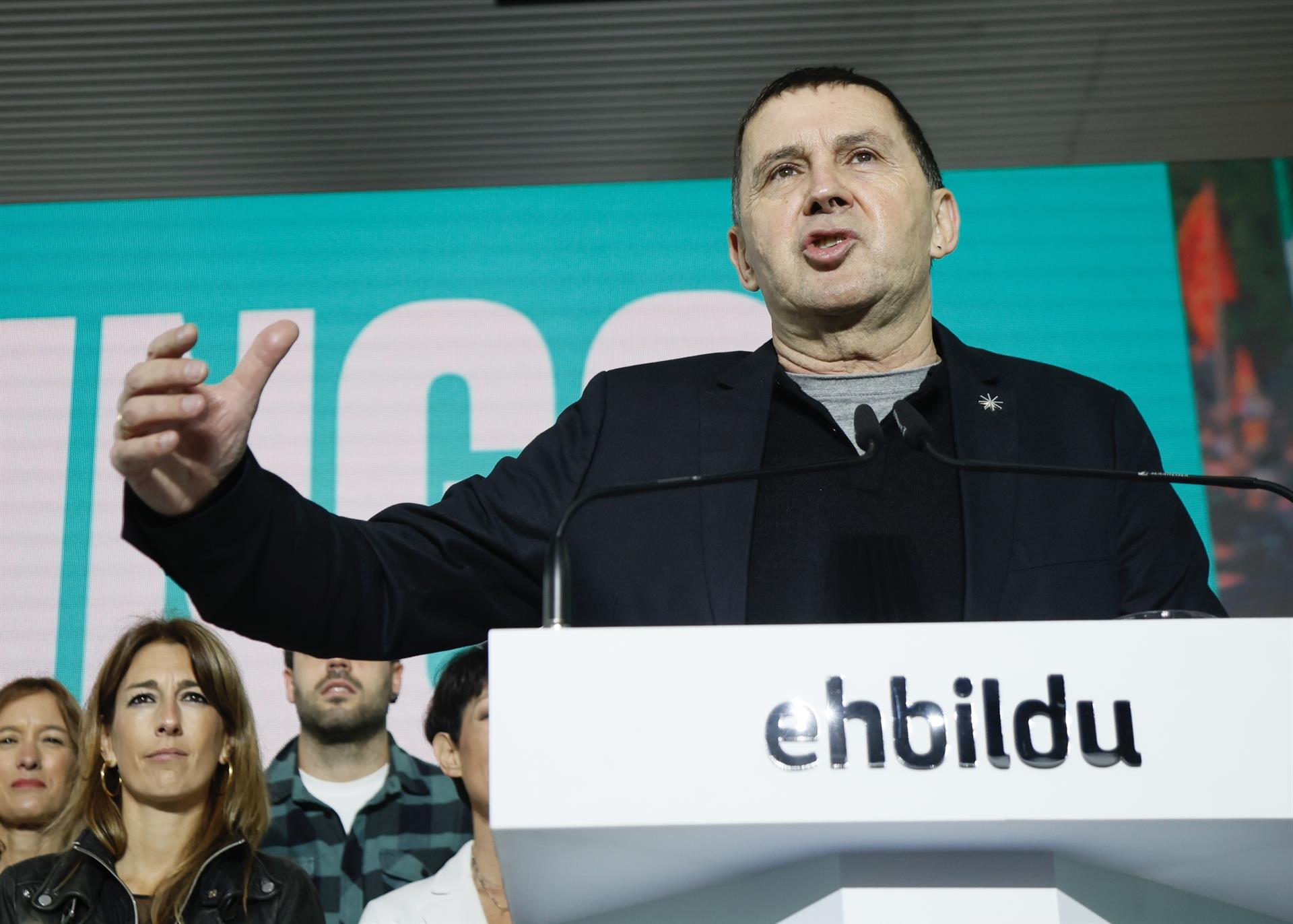 La AVT critica el "cinismo" de los siete candidatos de Bildu con delitos de sangre y pide la renuncia de los otros 37