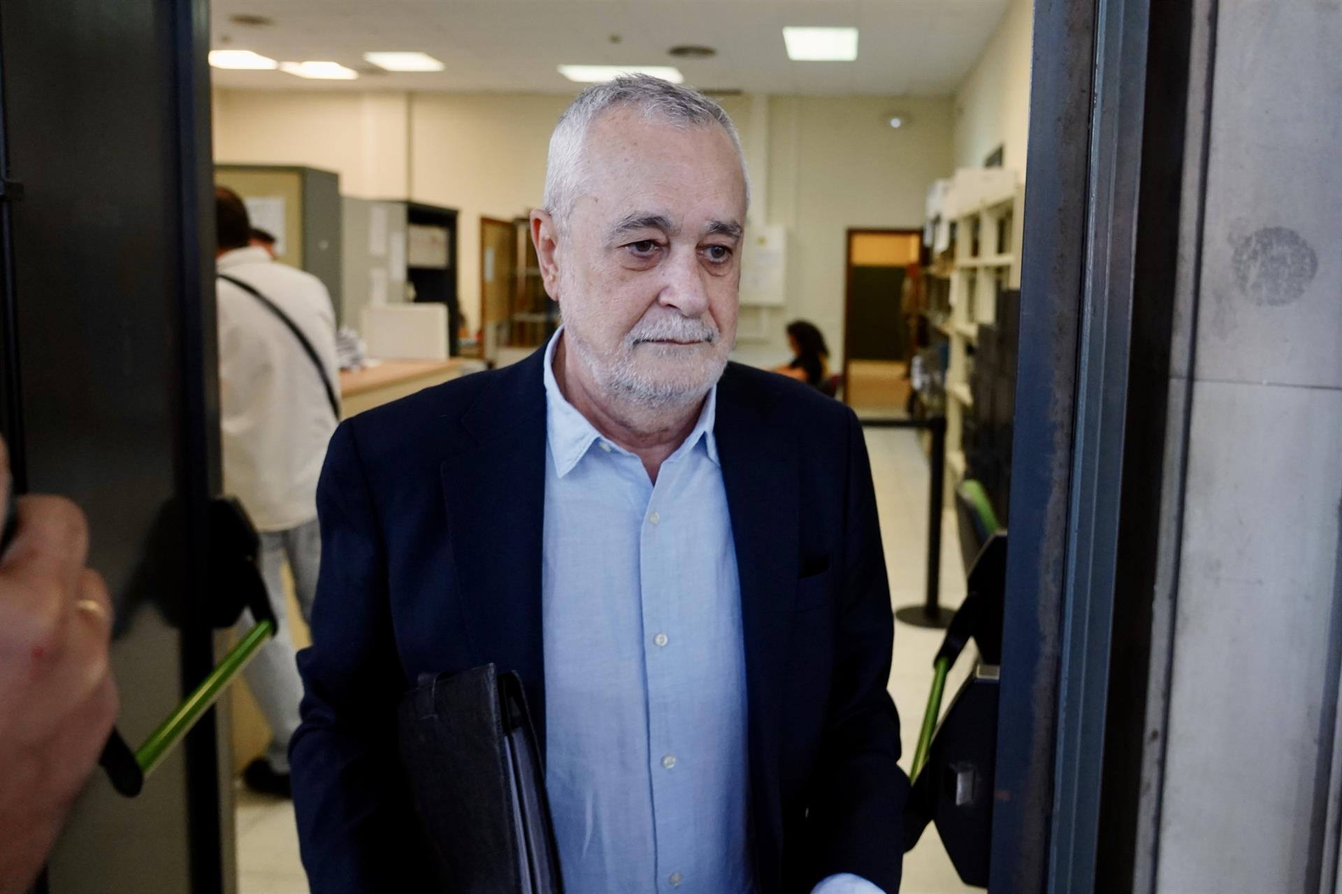 Griñán llega a los juzgados para un nuevo informe forense sobre si puede seguir su tratamiento en prisión