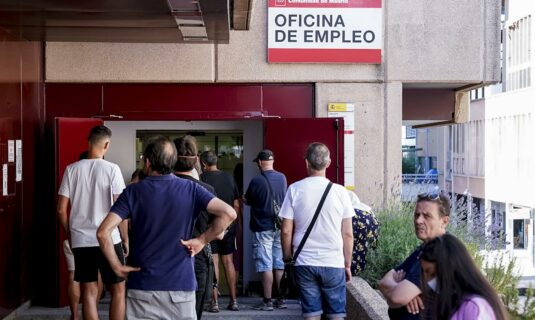 el paro sube en 30 392 personas en enero y la seguridad social pierde 270 782 afiliados