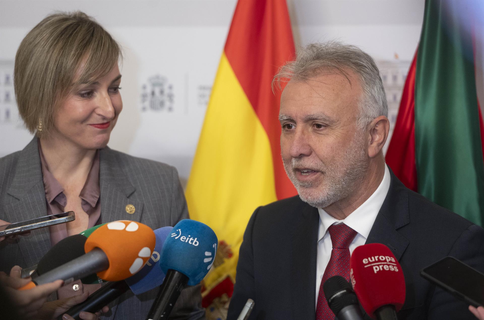 El ministro de Política Territorial, Ángel Víctor Torres, y la consejera de Gobernanza, Administración Digital y Autogobierno del País Vasco, Maria Ubarretxena, a 16 de diciembre de 2024