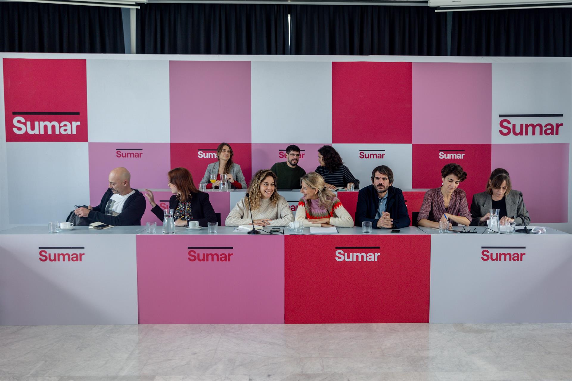 La secretaria de Comunicación de Sumar, Elizabeth Duval (2i), la de Organización, Lara Hernández (3i), la vicepresidenta Yolanda Díaz (c), y el portavoz de Sumar Ernest Urtasun (3d)