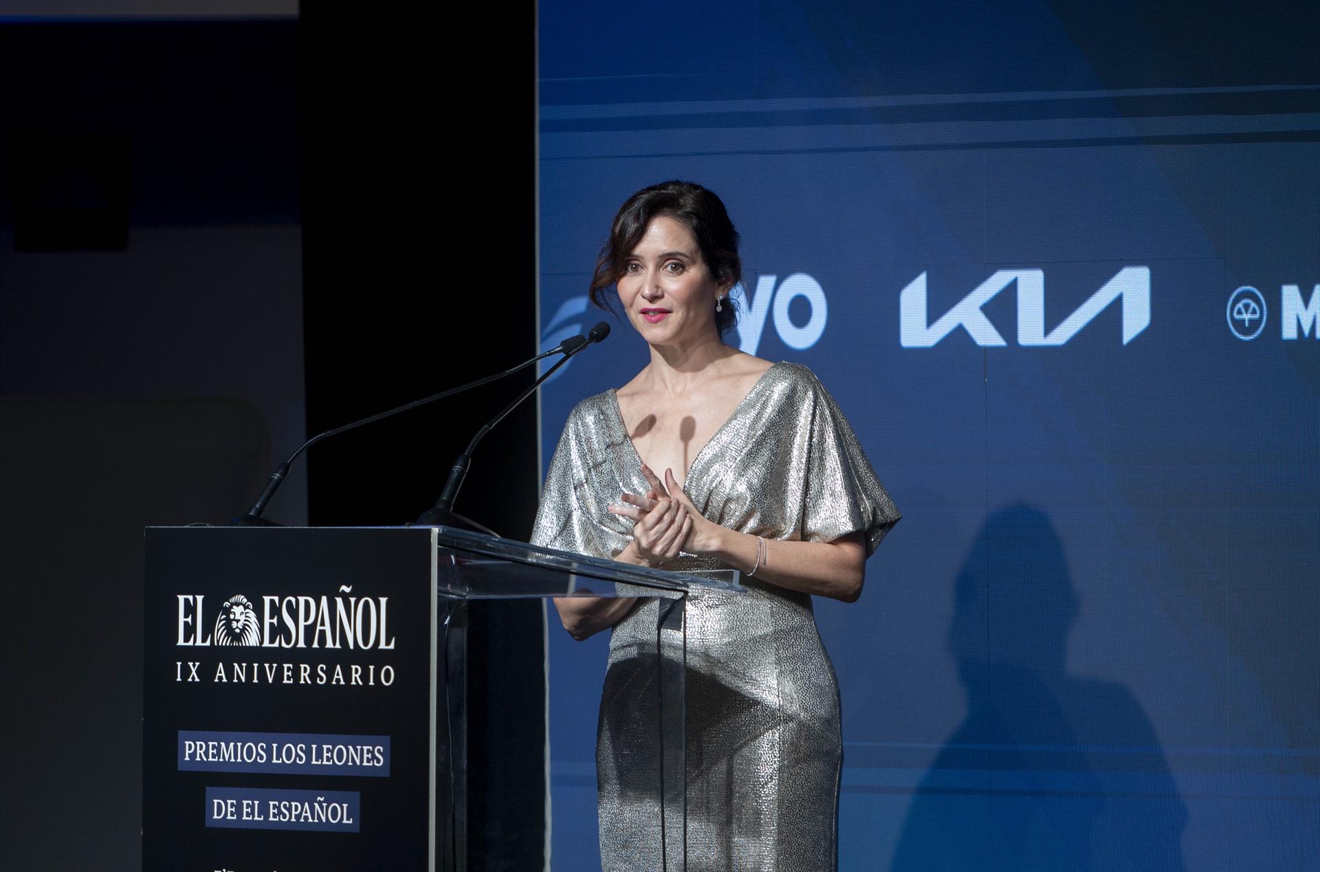 La presidenta de la Comunidad de Madrid, Isabel Díaz Ayuso, durante el acto de entrega de los IX Premios Los Leones de El Español, en el Hotel Four Seasons, a 11 de diciembre de 2024, en Madrid (España). Un jurado compuesto por profesionales en diferentes