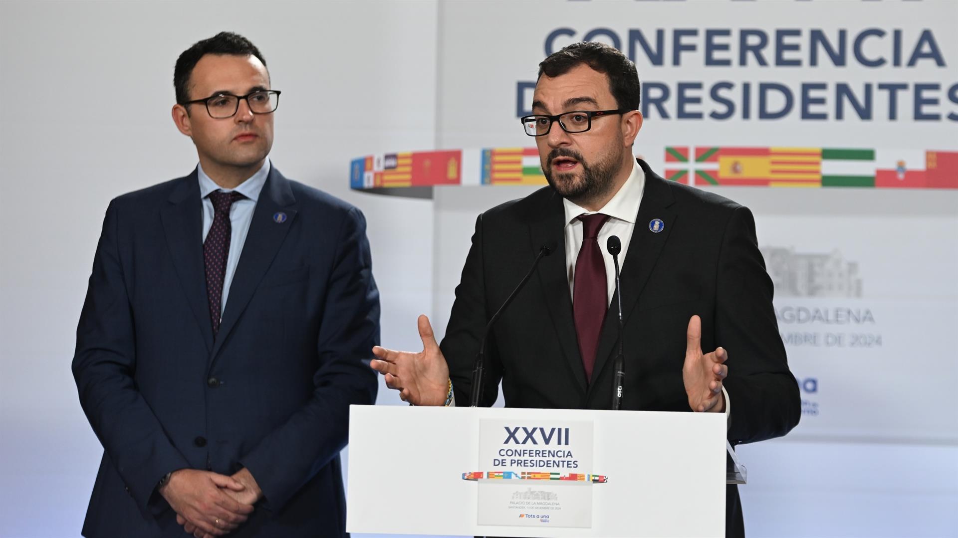 El presidente del Principado de Asturias, Adrián Barbón, ofrece una rueda de prensa tras la XXVII Conferencia de Presidentes, en el Palacio de la Magdalena, a 13 de diciembre de 2024, en Santander, Cantabria (España)