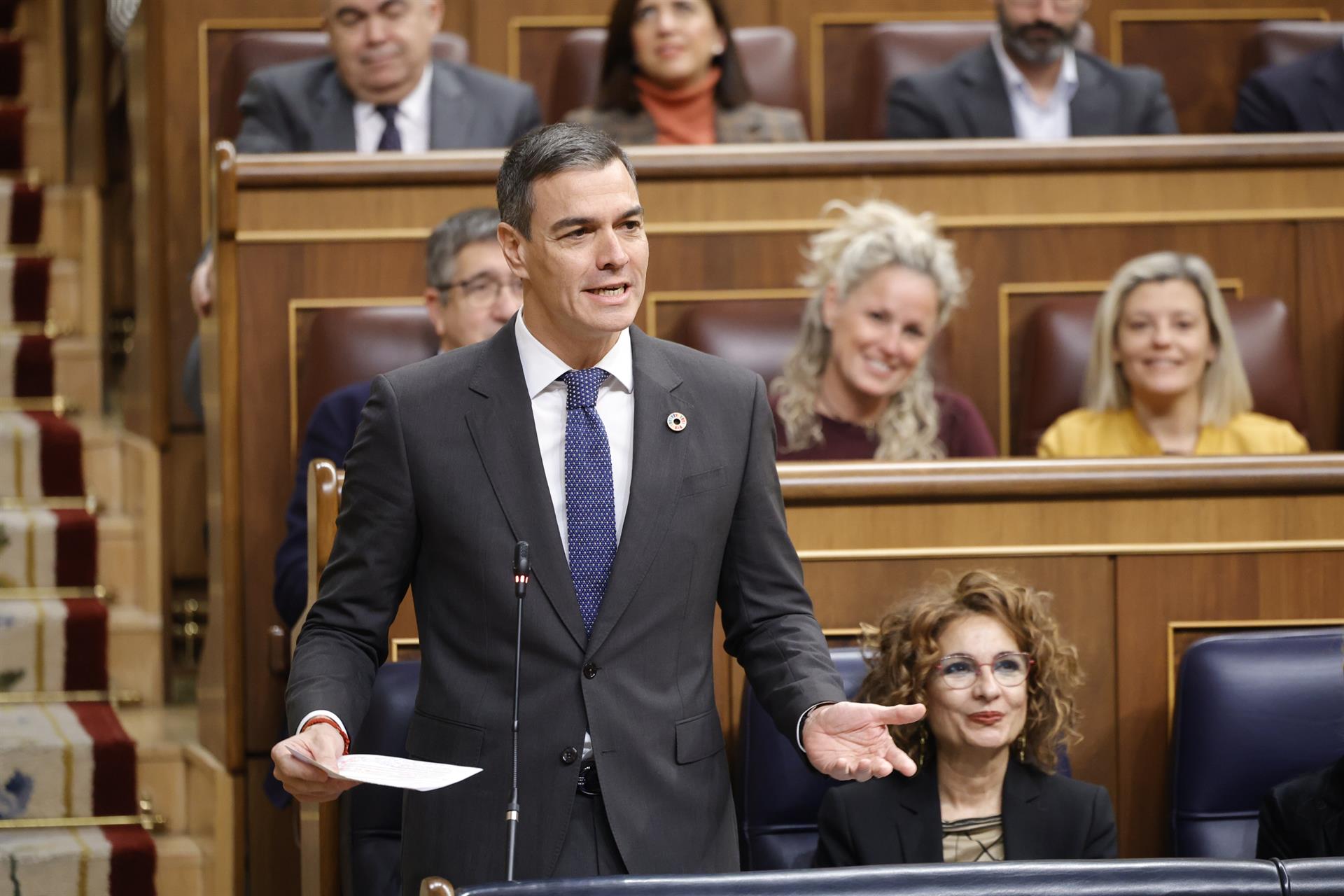 El presidente del Gobierno, Pedro Sánchez, interviene durante una sesión de control al Gobierno, en el Congreso de los Diputados, a 18 de diciembre de 2024, en Madrid (España).