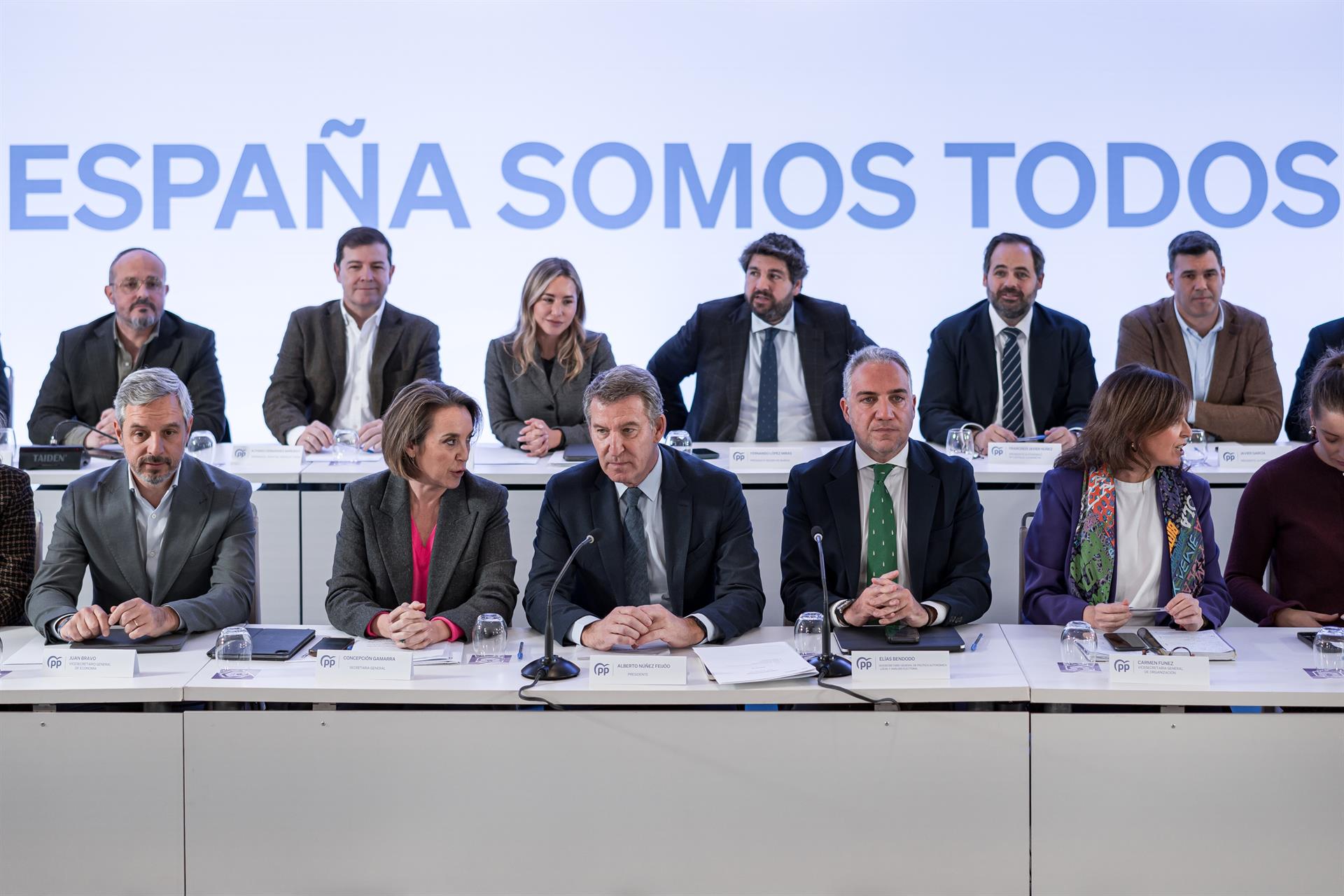 El diputado del PP Juan Bravo; la secretaria general del PP, Cuca Gamarra; el presidente del PP, Alberto Núñez Feijóo y el vicesecretario de Coordinación Autonómica y Local del PP, Elías Bendodo, durante una reunión del Comité Ejecutivo