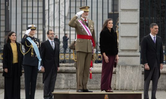 el rey ensalza la labor de las fuerzas armadas en la dana y les anima a continuar porque queda un largo camino