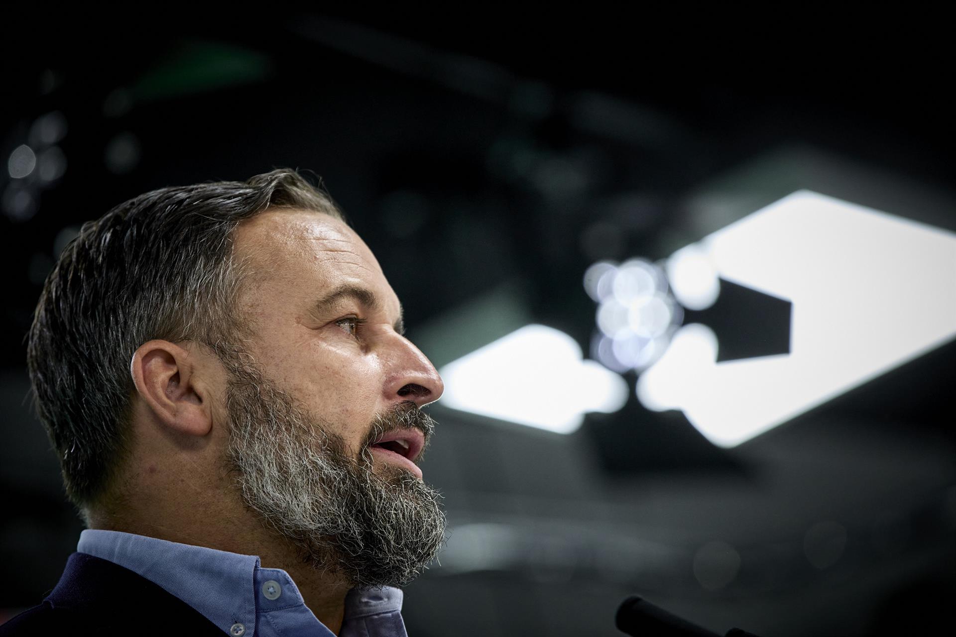 Abascal tras las críticas de Aznar a Vox: “Tápese, por favor” - Electomanía