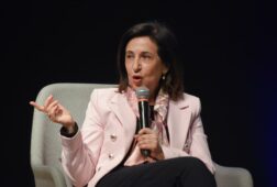 robles aclara al pp que ya hay un proyecto redactado para que militares y guardias civiles sean profesion de riesgo