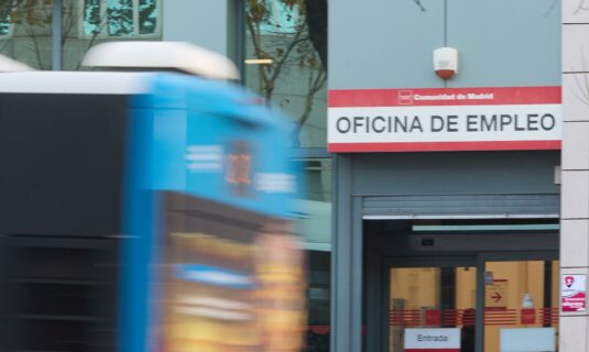 el paro sube en 231 500 personas hasta marzo su mayor alza desde 2013 y se destruyen 170 300 empleos