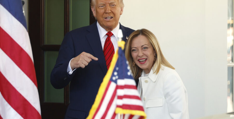 trump declara su descontento con espana por rechazo a la guerra les parece bien que iran tenga un arma nuclear