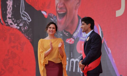 ayuso recuerda a las ffaa en el dos de mayo y asegura que los madrilenos estan dolidos por su ausencia