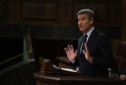 feijoo recuerda que mazon no esta investigado y reprocha a sanchez no haber dado ni un euro a valencia tras la dana