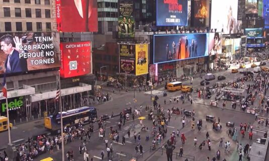 compromis recibe a mazon en nueva york con un mensaje en times square tenemos 228 razones para que no vuelvas