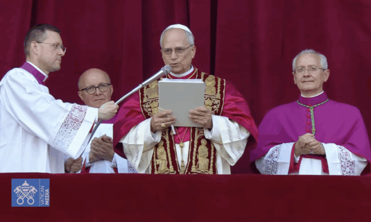 el papa recomienda momentos de silencio a los jovenes para acallar el frenesi de los mensajes los reels y los chats