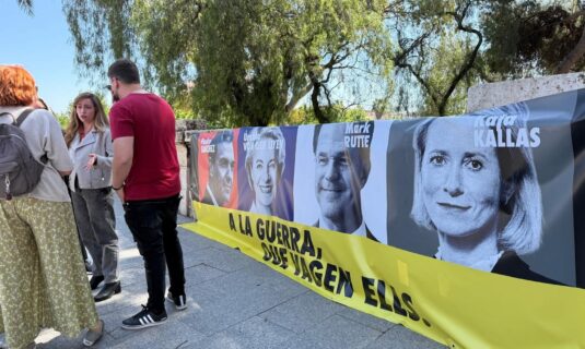 podemos tilda a sanchez de senor de la guerra por recortar en servicios publicos para cumplir los designios de trump
