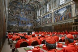 los 133 cardenales electores vuelven a la capilla sixtina hoy tras la primera fumata negra