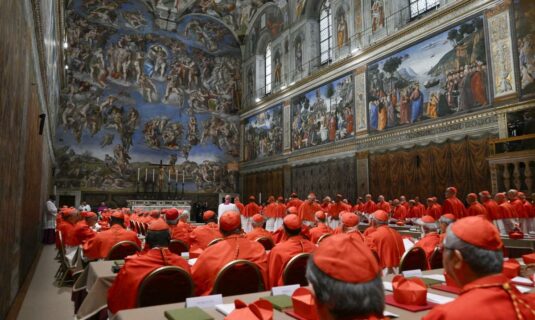 los 133 cardenales electores vuelven a la capilla sixtina hoy tras la primera fumata negra