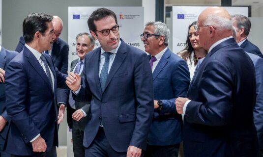 la opa de bbva sobre sabadell cumple un ano pendiente de la decision del gobierno