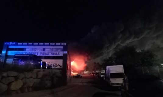 un incendio quimico obliga a confinar 5 municipios en cataluna