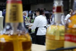 el paro baja en 67 420 personas en abril hasta los 251 millones su menor cifra en 17 anos