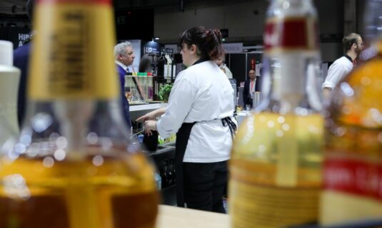 el paro baja en 67 420 personas en abril hasta los 251 millones su menor cifra en 17 anos