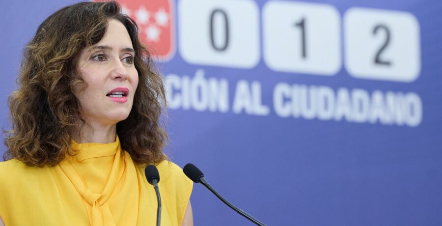 ayuso abandona en ambulancia la misa de la almudena por una leve indisposicion